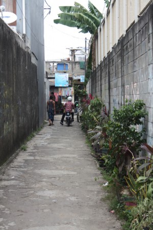 Zijstraat Jl. Melati gaat naar kampung waar locals wonen